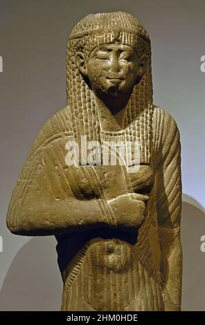 Statue égyptienne d'une reine portant une robe accrochée, grès, période Ptolemaic (332-30 av. J.-C.). Égypte (Museo Egizio di Torino Italie) Banque D'Images