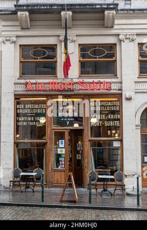 Vieille ville de Bruxelles, région de la capitale de Bruxelles, Belgique - 02 02 2022 : façade d'un bar, une sous-site de la mort de Dudden, qui vend Bruxelles Banque D'Images