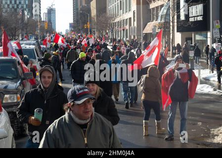 Toronto, ON, Canada – le 05 février 2022 : des manifestants se réunissent pour protester contre les mandats et les restrictions de Covid-19 en matière de vaccins dans le centre-ville de Toronto. Banque D'Images