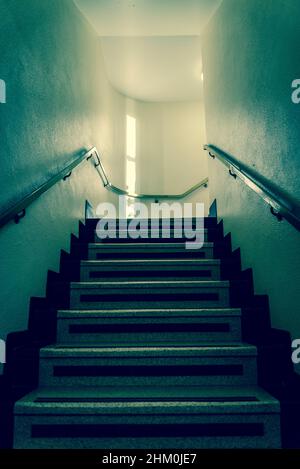 Escalier dans un bâtiment Art déco, Londres, Angleterre, Royaume-Uni Banque D'Images