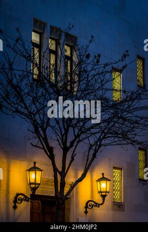 Cadogan Hall, salle de concert de Sloane Terrace, Londres, Angleterre, Royaume-Uni, est illuminée par des couleurs Banque D'Images