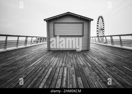 Scheveningen, pays-Bas - février 2022 : debout sur le pont supérieur de l'embarcadère de Scheveningen vide - photo en noir et blanc Banque D'Images