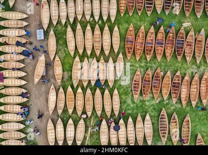 Des centaines de bateaux en bois sont préparés à la vente sur un marché depuis l'arrivée de la mousson à Manikganj, au Bangladesh. Banque D'Images