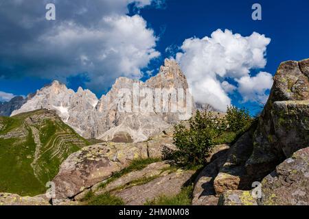 Sommet et face ouest du Cimon della Pala, l'un des principaux sommets du groupe Pala, vu du dessus du col Rolle. Banque D'Images