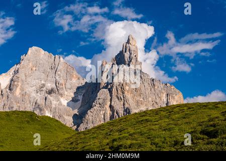 CIMA di Vezzana (à gauche) et Cimon della Pala (à droite), deux des principaux sommets du groupe Pala, vu du dessus du col Rolle. Banque D'Images