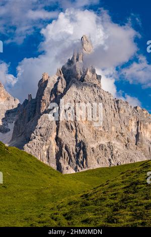 Sommet et face ouest du Cimon della Pala, l'un des principaux sommets du groupe Pala, vu du dessus du col Rolle. Banque D'Images