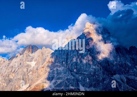 Cimon della Pala, Cima di Vezzana et Cima dei Bureloni (de droite), trois des principaux sommets du groupe Pala, couverts de nuages. Banque D'Images