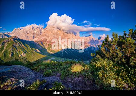Sommets et rochers du groupe Pala, Cimon della Pala, l'un des principaux sommets, couverts de nuages, au coucher du soleil. Banque D'Images