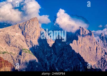 CIMA della Rosetta et Cima di Val di Roda, deux des principaux sommets du groupe Pala du sud, partiellement couverts de nuages, au coucher du soleil. Banque D'Images