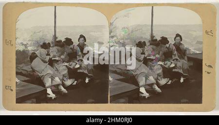 Art inspiré par quatre filles sur un banc au bord de la mer, Japon, filles reposant sur le Tea House par le Cherry Blossom Yokohama, T. Enami, éditeur: T. Enami, Japon, éditeur: Yokohama, 1900 - 1907, carton, papier baryta, hauteur 90 mm × largeur 178 mm, oeuvres classiques modernisées par Artotop avec une touche de modernité. Formes, couleur et valeur, impact visuel accrocheur sur l'art émotions par la liberté d'œuvres d'art d'une manière contemporaine. Un message intemporel qui cherche une nouvelle direction créative. Artistes qui se tournent vers le support numérique et créent le NFT Artotop Banque D'Images