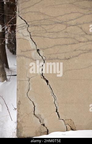 Grandes fissures dans le coin de la fondation de bâtiment en béton Banque D'Images