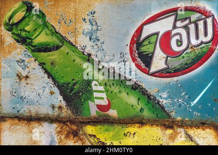 KANCHANABURI, THAÏLANDE-DÉCEMBRE 29,2019 : gros plan vintage 7 UP logo bannière, vieux rouillé et cassé plaque de zinc de 7 UP soft drink panneau de publicité Banque D'Images