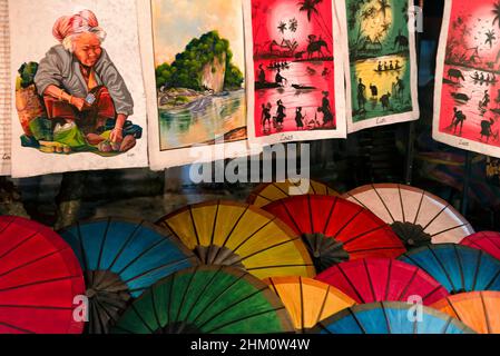 Parasols en papier et peintures à vendre sur le marché de nuit de Luang Prabang, au Laos Banque D'Images