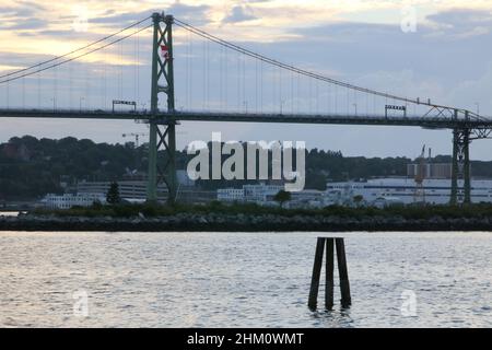 Le pont relie Halifax et Dartmouth en Nouvelle-Écosse. Banque D'Images