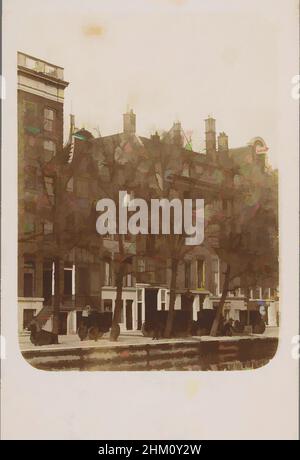 Art inspiré par les maisons le long d'un canal à Amsterdam, Amsterdam, 1880 - 1940, support photographique, hauteur 139 mm × largeur 89 mm, oeuvres classiques modernisées par Artotop avec une touche de modernité. Formes, couleur et valeur, impact visuel accrocheur sur l'art émotions par la liberté d'œuvres d'art d'une manière contemporaine. Un message intemporel qui cherche une nouvelle direction créative. Artistes qui se tournent vers le support numérique et créent le NFT Artotop Banque D'Images