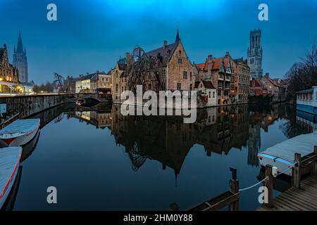 Lever du soleil sur Rozenhoedkaai, le quartier le plus célèbre de la vieille ville historique de Bruges.Photo prise le 25th janvier 2022 à Bruges, provinces de l'Ouest Banque D'Images