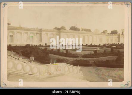 Art inspiré par la vue du Grand Trianon à Versailles, Palais du Grand-Trianon, Côte des Jardins, Étienne Neurdein, Versailles, 1870 - 1900, carton, imprimé albumine, hauteur 107 mm × largeur 164 mm, oeuvres classiques modernisées par Artotop avec une touche de modernité. Formes, couleur et valeur, impact visuel accrocheur sur l'art émotions par la liberté d'œuvres d'art d'une manière contemporaine. Un message intemporel qui cherche une nouvelle direction créative. Artistes qui se tournent vers le support numérique et créent le NFT Artotop Banque D'Images