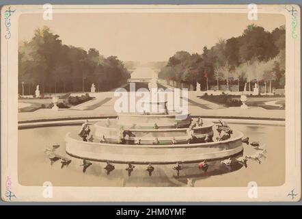 Art inspiré par la vue sur le jardin de Versailles avec fontaine, Parc de Versailles, le bassin de Latone le tapis Vert le Grand Canal, Étienne Neurdein, Versailles, 1870 - 1900, carton, Imprimé albumine, hauteur 107 mm × largeur 163 mm, oeuvres classiques modernisées par Artotop avec une touche de modernité. Formes, couleur et valeur, impact visuel accrocheur sur l'art émotions par la liberté d'œuvres d'art d'une manière contemporaine. Un message intemporel qui cherche une nouvelle direction créative. Artistes qui se tournent vers le support numérique et créent le NFT Artotop Banque D'Images