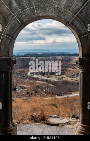 Vue sur Devils Den depuis le château, Little Round Top, parc militaire national de Gettysburg, Pennsylvanie, États-Unis Banque D'Images