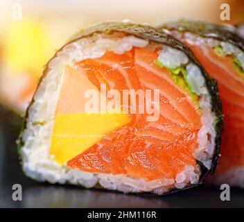 sushi au saumon et à la mangue sucrée Banque D'Images