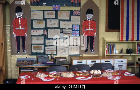 1977, historique, village anglais école primaire, peinture et dessins par les enfants de l'école sur le mur pour célébrer le jubilé d'argent de sa Majesté, la reine Elizabeth II Banque D'Images