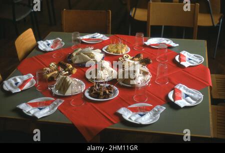 1977, historique, à l'école primaire, sandwichs, gâteaux et naplkins rouges et bleus sur des assiettes en papier, tous disposés sur une table avec un nappe rouge, prêt pour les enfants à s'asseoir ensemble pour célébrer le Jubilé d'argent de sa Majesté, la reine Elizabeth II, Angleterre, Royaume-Uni. Banque D'Images