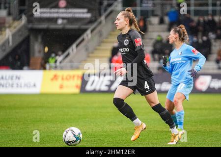 Francfort, Allemagne.06th févr. 2022.Francfort, Allemagne, février 6th Sophia Kleherne (4 Francfort) contrôle le ballon lors du match FlyerAlarm Frauen-Bundesliga 2021/2022 entre Eintracht Frankfurt et SC Freiburg au stade de Brentanobad à Francfort-sur-le-main, en Allemagne.Norina Toenges/Sports Press Phot Credit: SPP Sport Press photo./Alamy Live News Banque D'Images