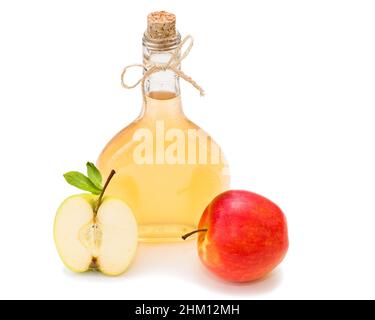 Vinaigre de pomme fermenté maison isolé sur blanc Banque D'Images