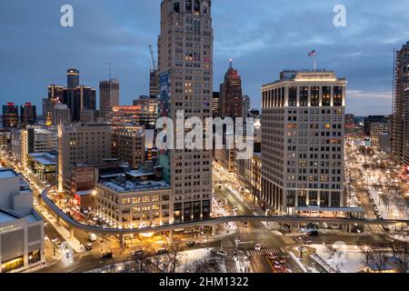 Detroit, Michigan - Centre-ville de Detroit après le coucher du soleil. Banque D'Images