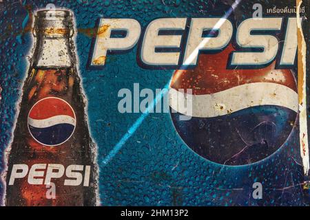 KANCHANABURI, THAÏLANDE-DÉCEMBRE 29,2019 : gros plan vintage pepsi cola logo bannière, vieux rouillé et cassé plaque de zinc de pepsi soft drink panneau adve Banque D'Images