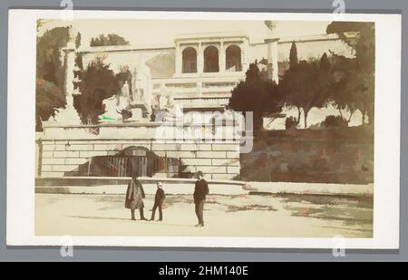 Art inspiré par trois personnes en face de la Fontana della Dea Roma sur la Piazza del Popolo, Rome, Giuseppe Valadier, Rome, 1855 - 1885, Carton, papier, imprimé albumine, hauteur 63 mm × largeur 106 mm, oeuvres classiques modernisées par Artotop avec une touche de modernité. Formes, couleur et valeur, impact visuel accrocheur sur l'art émotions par la liberté d'œuvres d'art d'une manière contemporaine. Un message intemporel qui cherche une nouvelle direction créative. Artistes qui se tournent vers le support numérique et créent le NFT Artotop Banque D'Images