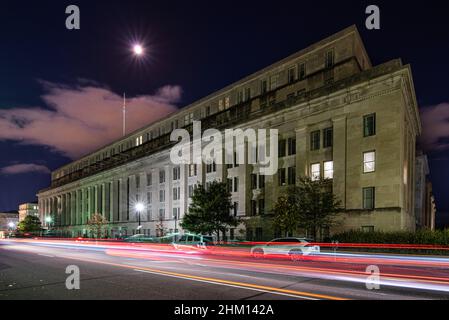 Washington DC—15 novembre 2021; exposition de nuit des feux de voiture devant le quartier général du département de l'intérieur des États-Unis. Banque D'Images