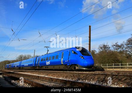 LUMO trains 803004 train, East Coast main Line près de Peterborough City, Cambridgeshire, Angleterre, Royaume-Uni Banque D'Images