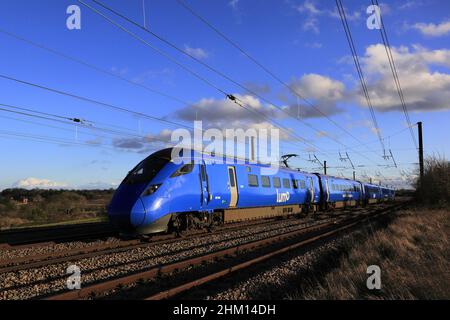 LUMO trains 803004 train, East Coast main Line près de Peterborough City, Cambridgeshire, Angleterre, Royaume-Uni Banque D'Images