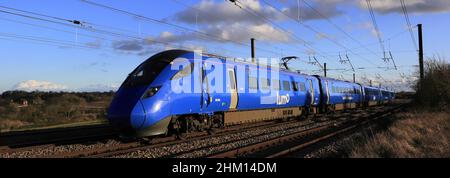 LUMO trains 803004 train, East Coast main Line près de Peterborough City, Cambridgeshire, Angleterre, Royaume-Uni Banque D'Images