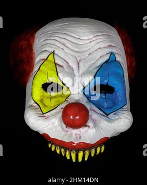 Demi-masque Clown pour adulte isolé contre un arrière-plan noir Banque D'Images