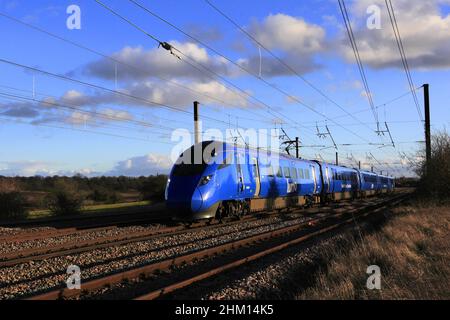 LUMO trains 803004 train, East Coast main Line près de Peterborough City, Cambridgeshire, Angleterre, Royaume-Uni Banque D'Images