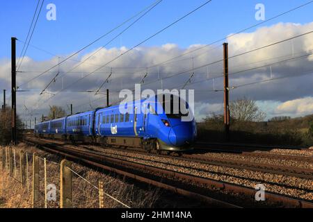 LUMO trains 803004 train, East Coast main Line près de Peterborough City, Cambridgeshire, Angleterre, Royaume-Uni Banque D'Images