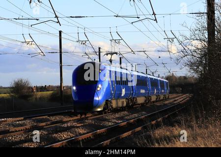 LUMO trains 803004 train, East Coast main Line près de Peterborough City, Cambridgeshire, Angleterre, Royaume-Uni Banque D'Images