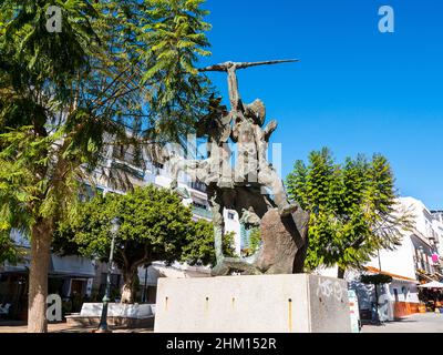 Statue moderne de Don Quichotte dans la rue de Nerja dans le sud de l'Espagne. Don Quichote est devenu si entrainé par la lecture de romances chevalriques il devient fou Banque D'Images