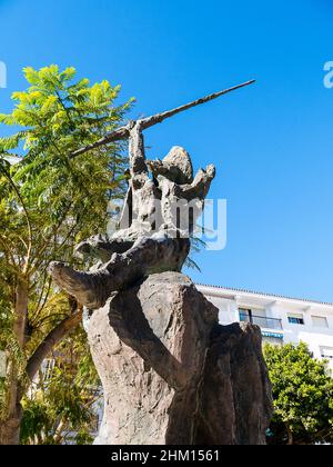 Statue moderne de Don Quichotte dans la rue de Nerja dans le sud de l'Espagne. Don Quichote est devenu si entrainé par la lecture de romances chevalriques il devient fou Banque D'Images