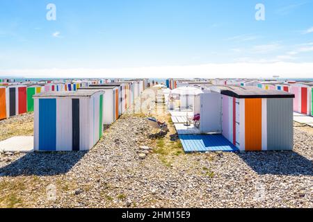 Cabines de plage sur la plage de galets du Havre, France. Banque D'Images