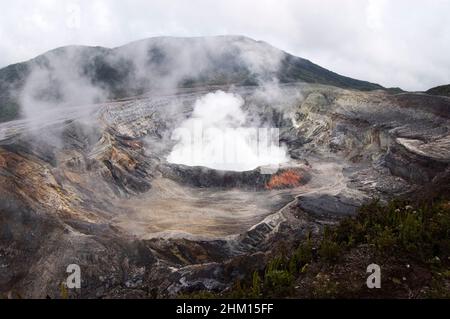 Vue aérienne.Magnifique paysage avec volcan Poas et fumée se rendant hors de son cratère.Costa Rica, Amérique centrale Banque D'Images