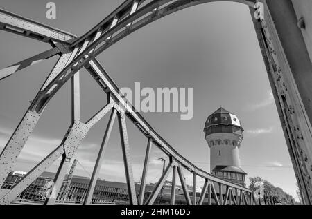 Pont en acier avec tour d'eau en noir et blanc Banque D'Images