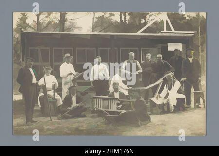 Art inspiré par le portrait de groupe d'hommes inconnus avec des outils (vraisemblablement) devant un atelier dans une forêt, pays-Bas, c. 1907 - c. 1920, support photographique, impression en gélatine argentée, hauteur 87 mm × largeur 138 mm, œuvres classiques modernisées par Artotop avec une touche de modernité. Formes, couleur et valeur, impact visuel accrocheur sur l'art émotions par la liberté d'œuvres d'art d'une manière contemporaine. Un message intemporel qui cherche une nouvelle direction créative. Artistes qui se tournent vers le support numérique et créent le NFT Artotop Banque D'Images