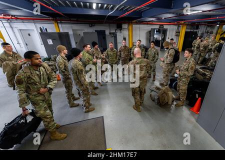 Ramstein Air base, Allemagne.06th févr. 2022.Les aviateurs de la US Air Force affectés au groupe d'intervention en cas d'urgence 435th de la base aérienne de Ramstein, en Allemagne, se préparent à être déployés, le 3 février 2022.Le déploiement de ces forces permet l'efficacité de nos partenaires communs et internationaux et montre que notre engagement envers nos alliés et partenaires de l'OTAN est indéfectible.Photo par Airman 1st Class Edgar Grimaldo/USForce aérienne/UPI crédit: UPI/Alay Live News Banque D'Images