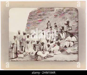 Art inspiré par le portrait de groupe d'une unité de l'armée afghane-britannique au fort Jamrud dans le col Khyber pendant la seconde guerre entre les Britanniques et les Afghans, le capitaine de centre droit Tucker, Khyber Chiefs Khans avec le capitaine Tucker, officier politique au fort Jamrood. (Titre original), John Burke, Khyberpas, 1878, oeuvres classiques modernisées par Artotop avec une touche de modernité. Formes, couleur et valeur, impact visuel accrocheur sur l'art émotions par la liberté d'œuvres d'art d'une manière contemporaine. Un message intemporel qui cherche une nouvelle direction créative. Artistes qui se tournent vers le support numérique et créent le NFT Artotop Banque D'Images