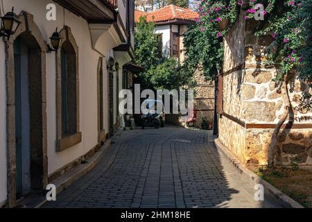 Antalya, Turquie - 15 novembre 2021 : rues du centre-ville historique Banque D'Images