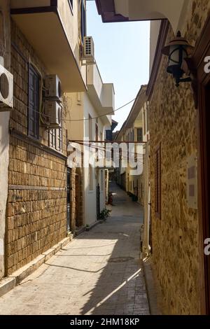 Antalya, Turquie - 15 novembre 2021 : rues étroites et tortueuses de Kaleiçi, centre-ville historique Banque D'Images