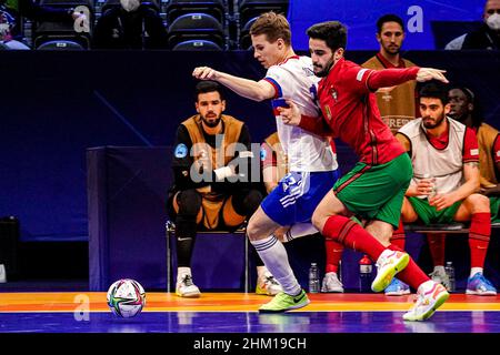 AMSTERDAM, PAYS-BAS - FÉVRIER 6 : Anton Sokolov de Russie, Tomas Paco du Portugal pendant le Futsal des hommes Euro 2022 finale entre le Portugal et la Russie au Ziggo Dome le 6 février 2022 à Amsterdam, pays-Bas (photo de Jeroen Meuwsen/Orange Pictures) Banque D'Images